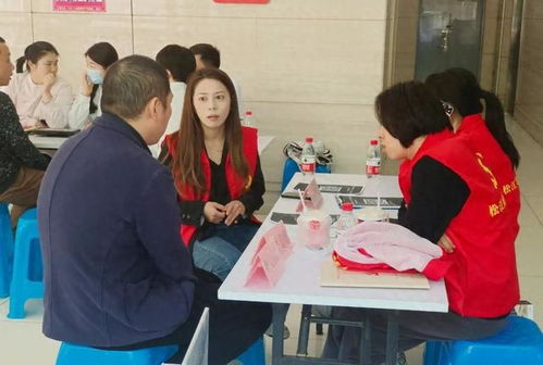 健康服务进楼宇 政策咨询与义诊为职场人送上贴心关怀