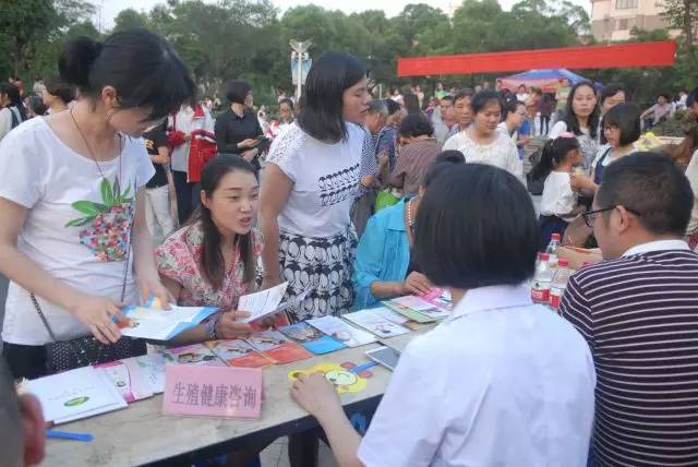 双塔街道周家青社区举办5.29计生协会“会员活动日”大型健康咨询宣传活动